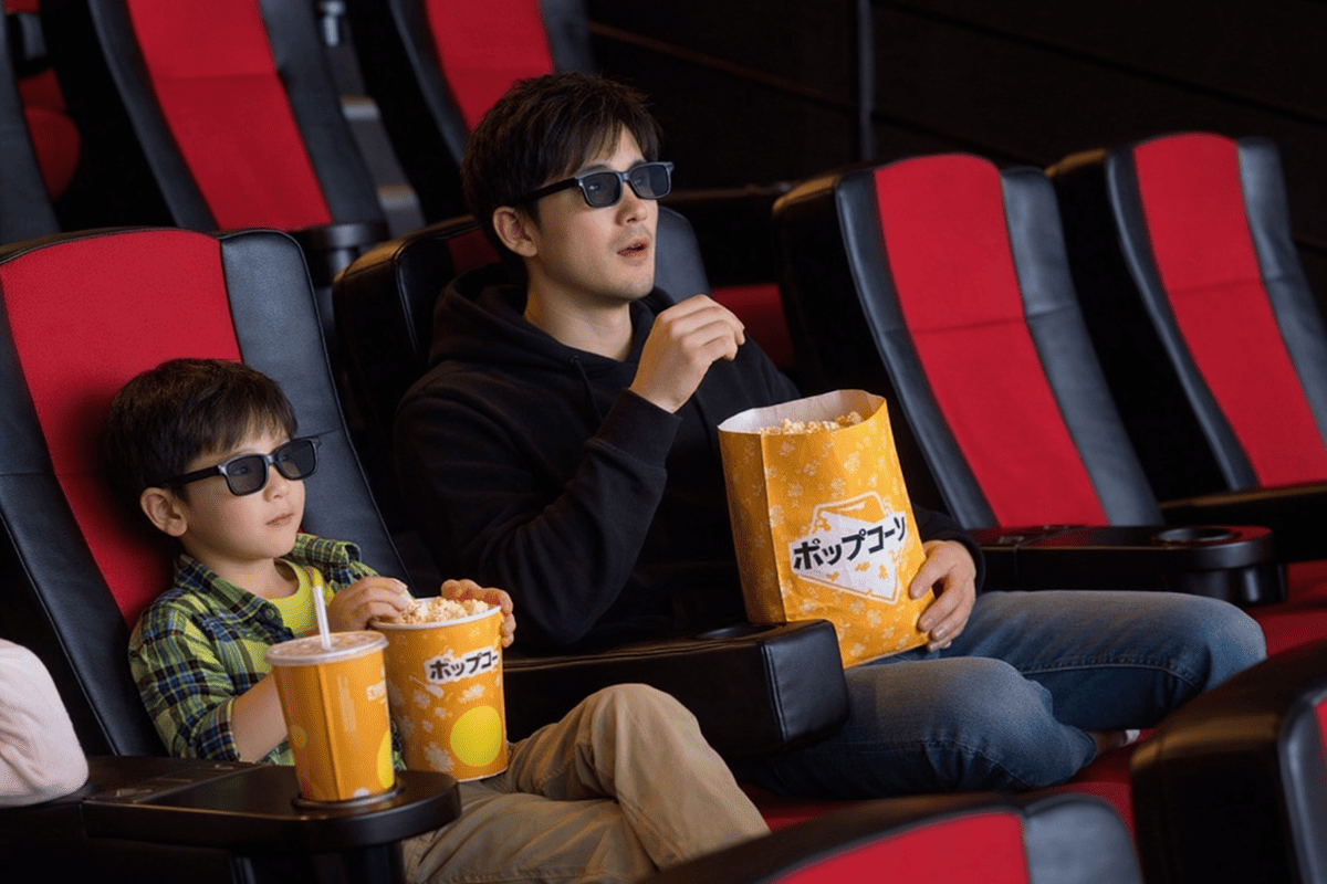 映画を見る親子