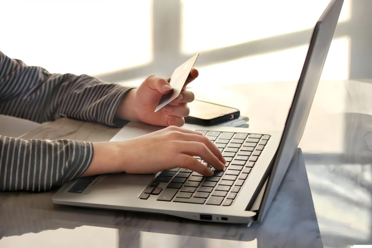 カード情報を入力する女性