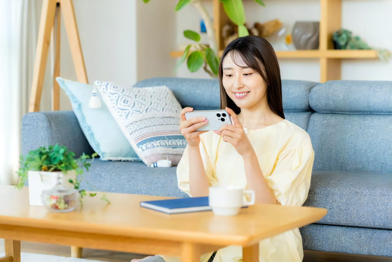 スマホを見る女性
