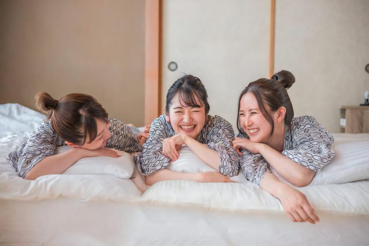 旅館ではしゃぐ女性たち